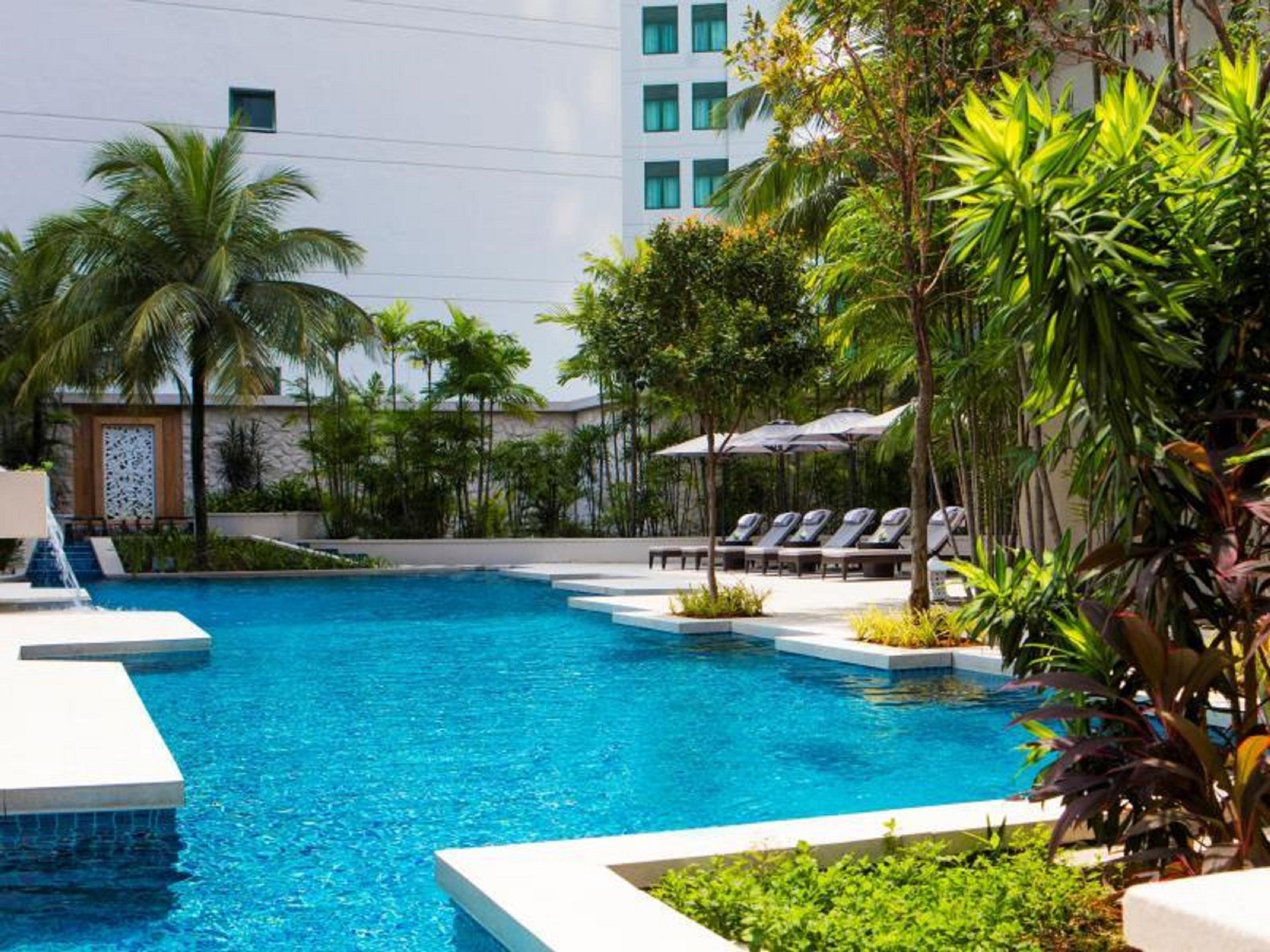 The Ritz-Carlton, Kuala Lumpur Hotel Exterior foto The pool at the hotel