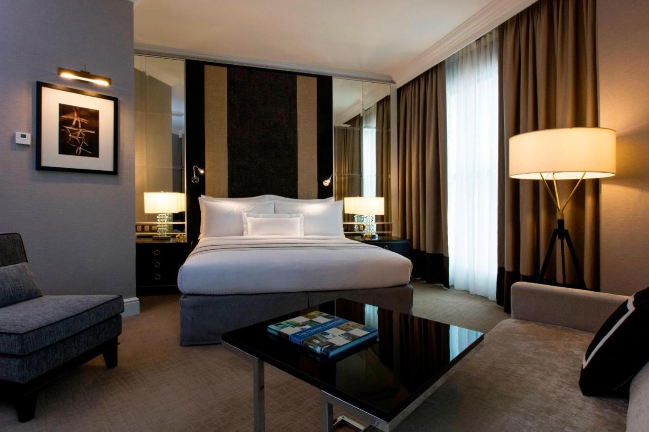 The Ritz-Carlton, Kuala Lumpur Hotel Exterior foto A room at the Mandarin Oriental, Paris