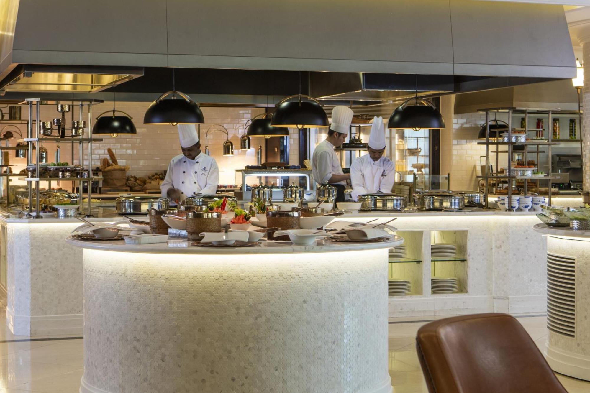 The Ritz-Carlton, Kuala Lumpur Hotel Exterior foto The kitchen at the Emirates Lounge at Dubai International Airport