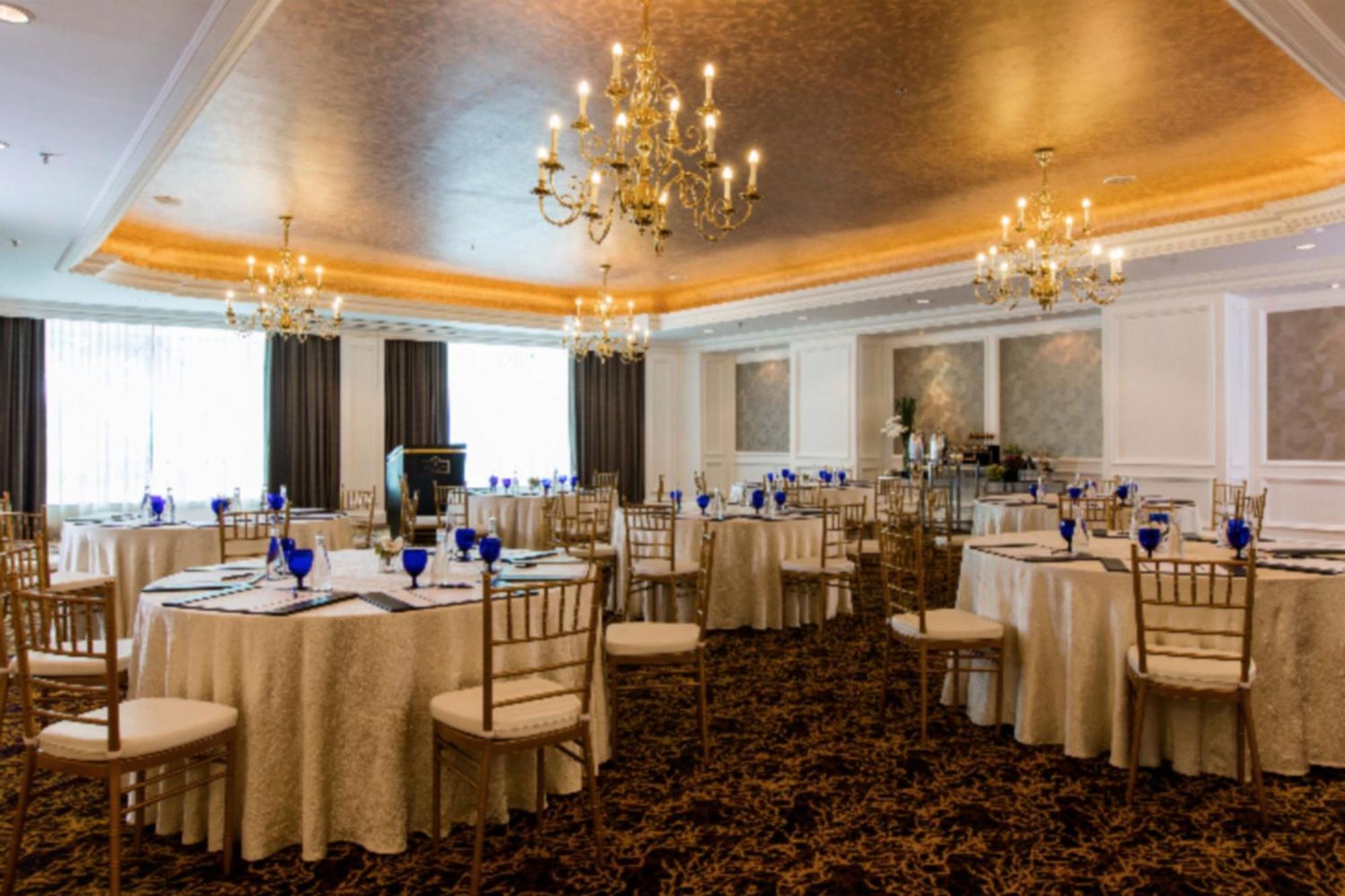 The Ritz-Carlton, Kuala Lumpur Hotel Exterior foto The ballroom at the Manila Polo Club
