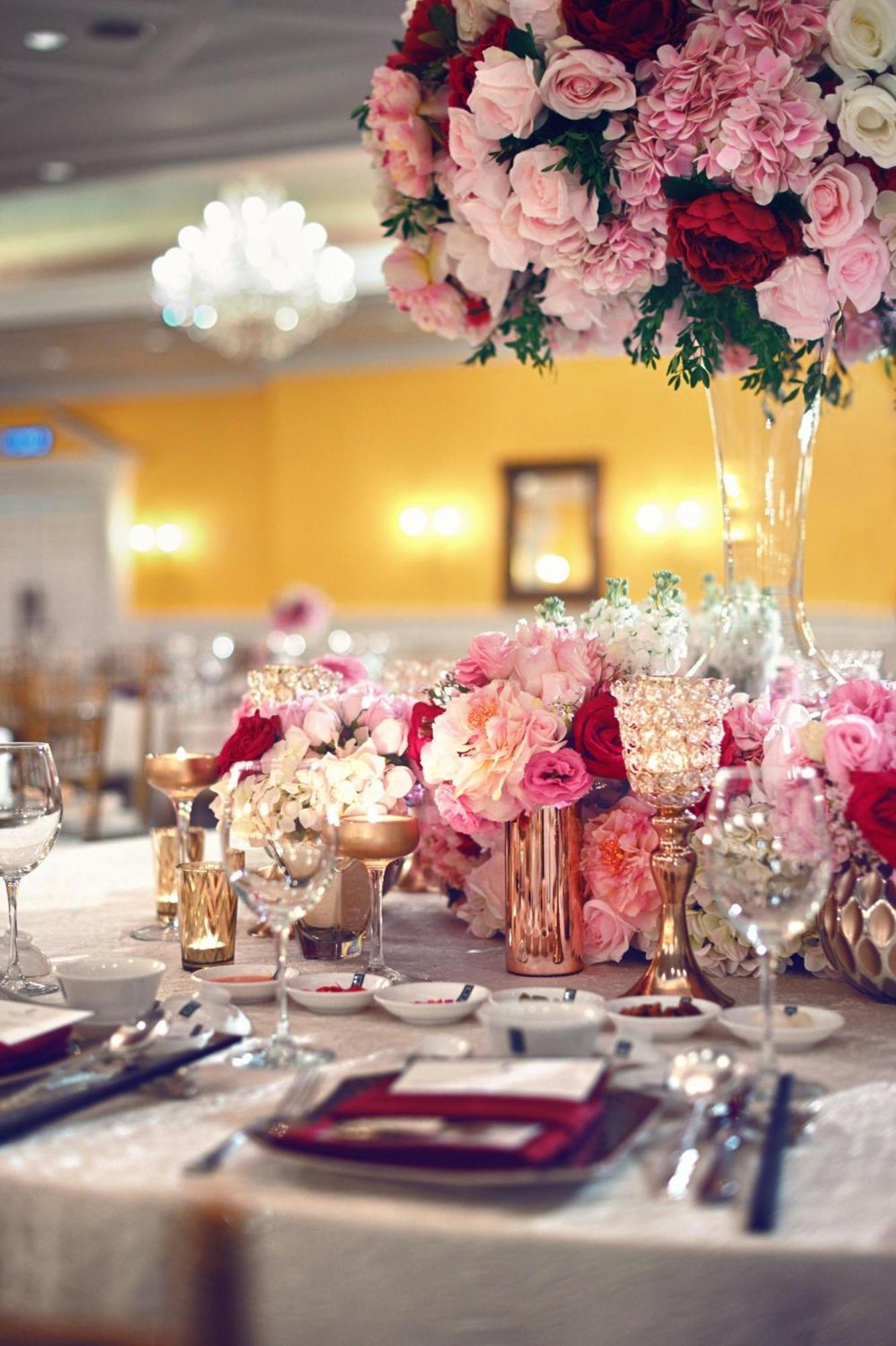 The Ritz-Carlton, Kuala Lumpur Hotel Exterior foto A table decorated with flowers