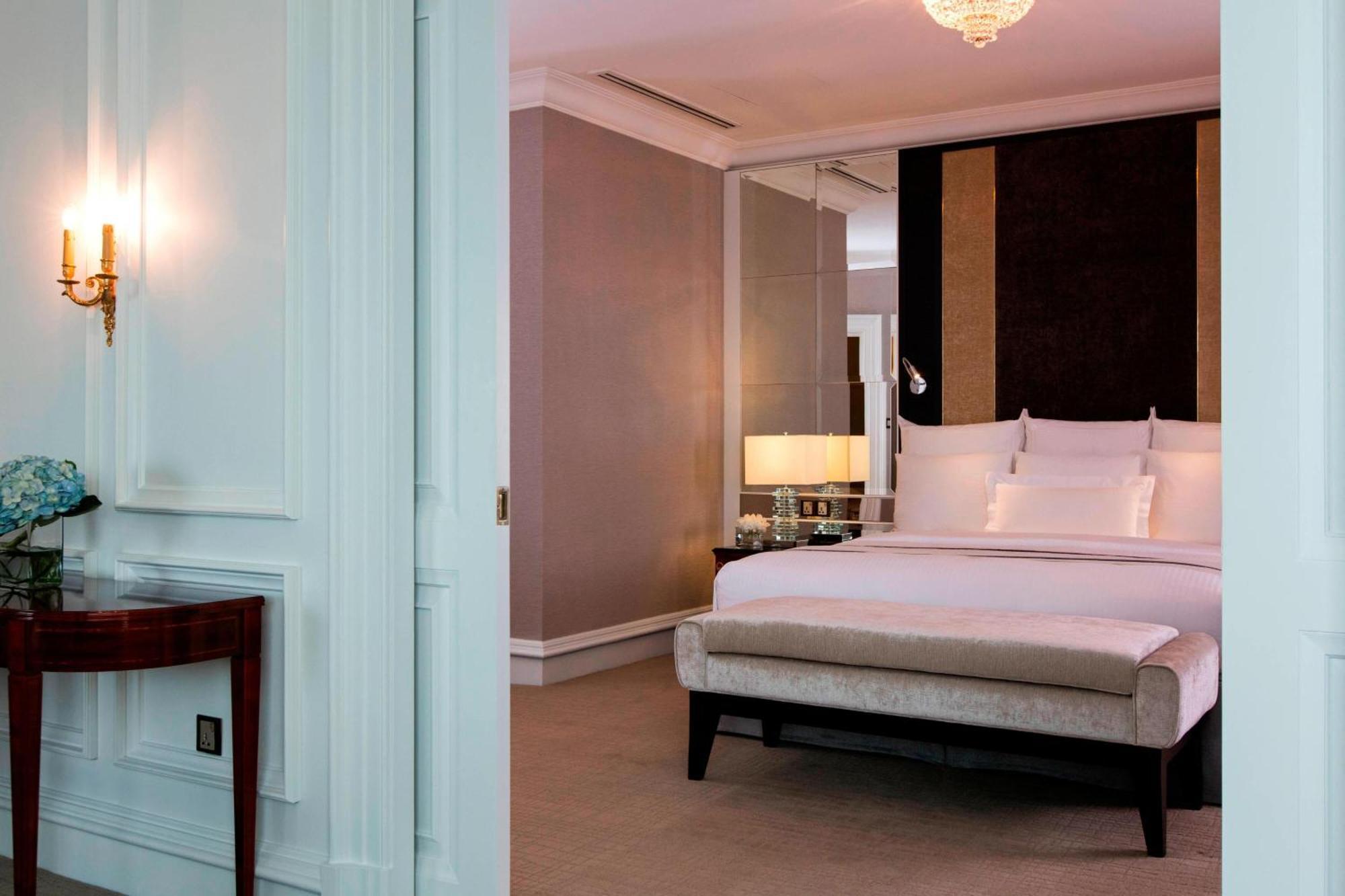 The Ritz-Carlton, Kuala Lumpur Hotel Exterior foto A bedroom at the Mandarin Oriental, Bangkok