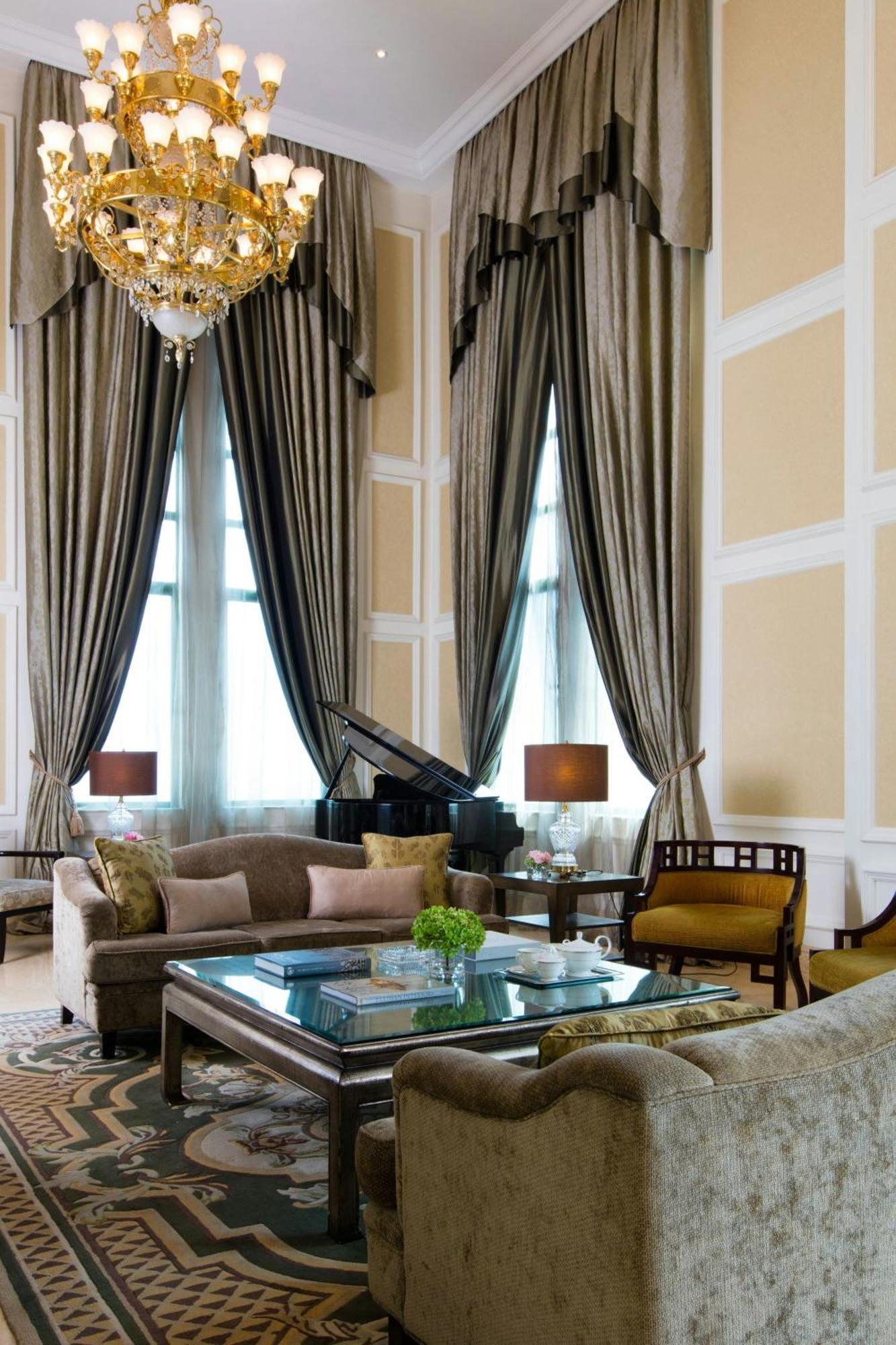 The Ritz-Carlton, Kuala Lumpur Hotel Exterior foto The living room of a suite at The Peninsula