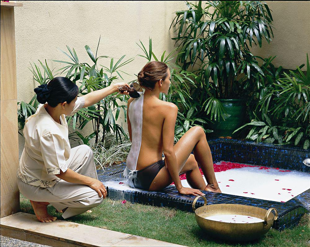The Ritz-Carlton, Kuala Lumpur Hotel Exterior foto A spa treatment